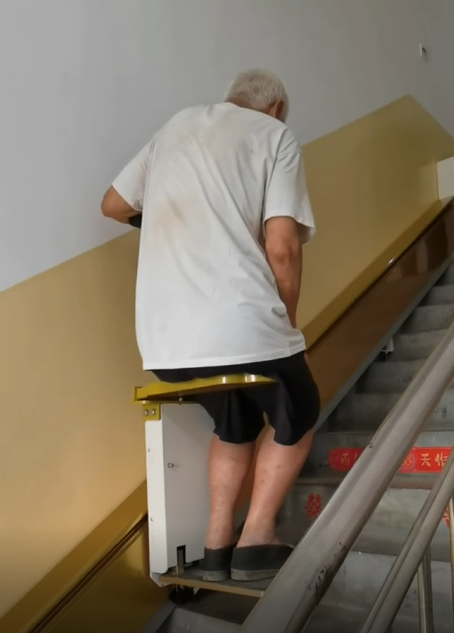 直线型站立式接力电梯：老楼适老改造的“轻量之选”，这些优势直击痛点