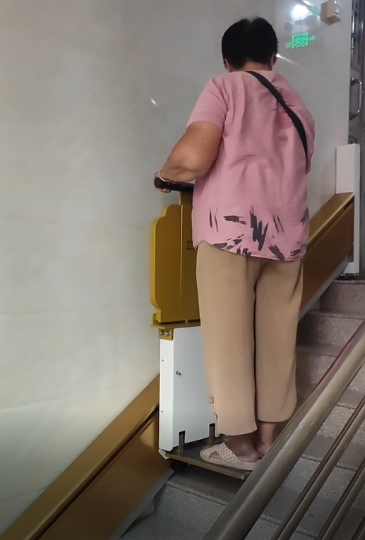直线座椅电梯：为何执着“贴墙而生”？安全与实用的底层逻辑