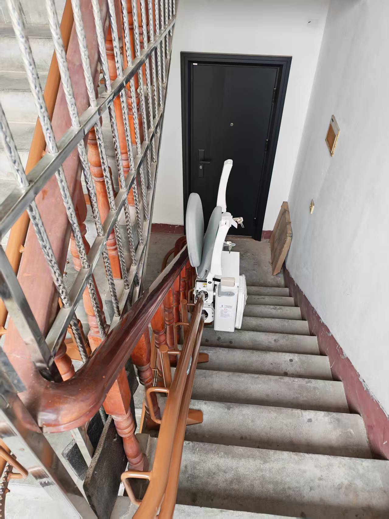 遂昌县妙高街道西街公共楼道座椅电梯安装完成：邻里同心，共筑适老便民新通道